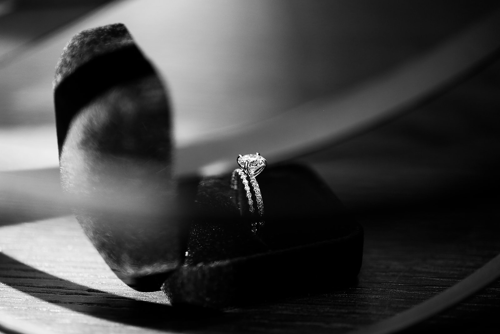 Solitaire ring with velvet ribbon black and white dramatic